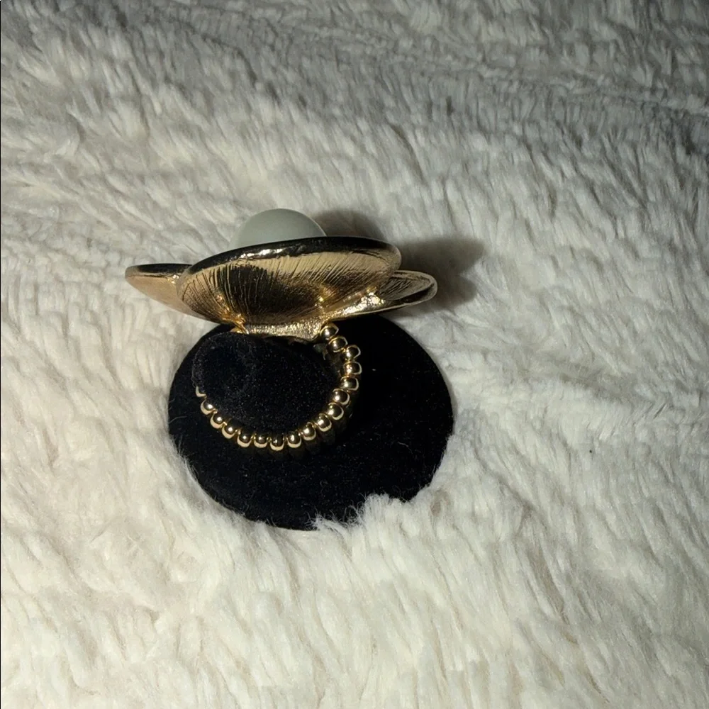 Elegant Gold and Pearl Flower Ring - Picture 2 of 3